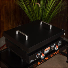 Blackstone handle close-up with heat-resistant grip for safe lifting and convenience