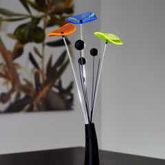 Cazador-del-sol vase arrangement with six stems brightening an indoor table