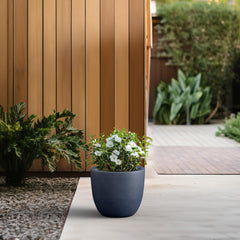 Kante planter side profile displaying smooth curve and easy-placement benefit