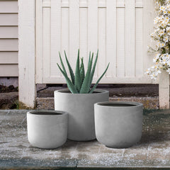 Kante single planter staged with green plant demonstrating decorative versatility