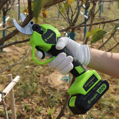 Yougfin close-up of SK5 blade edge, showing sharpness for clean pruning