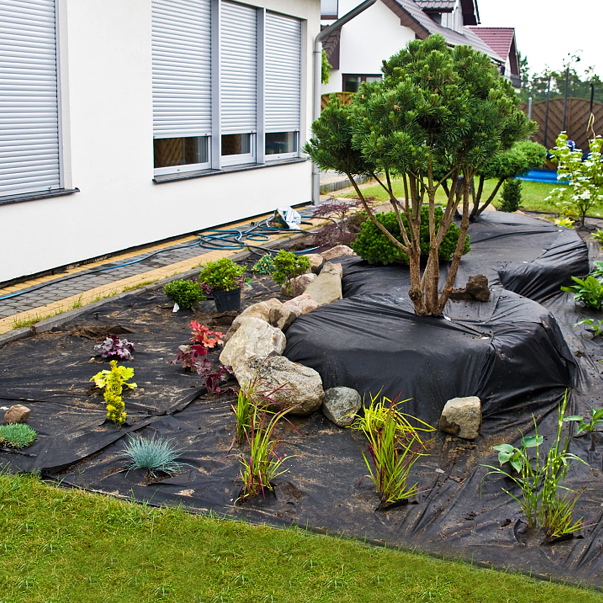 Adroiteet liner over geotextile underlayment protecting against punctures