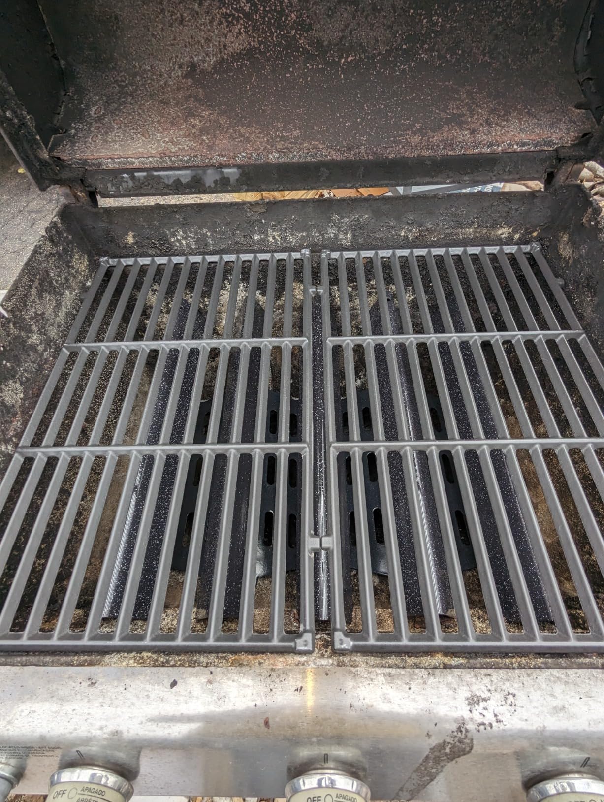 AJinTeby cast iron grate sear detail delivering superior heat retention