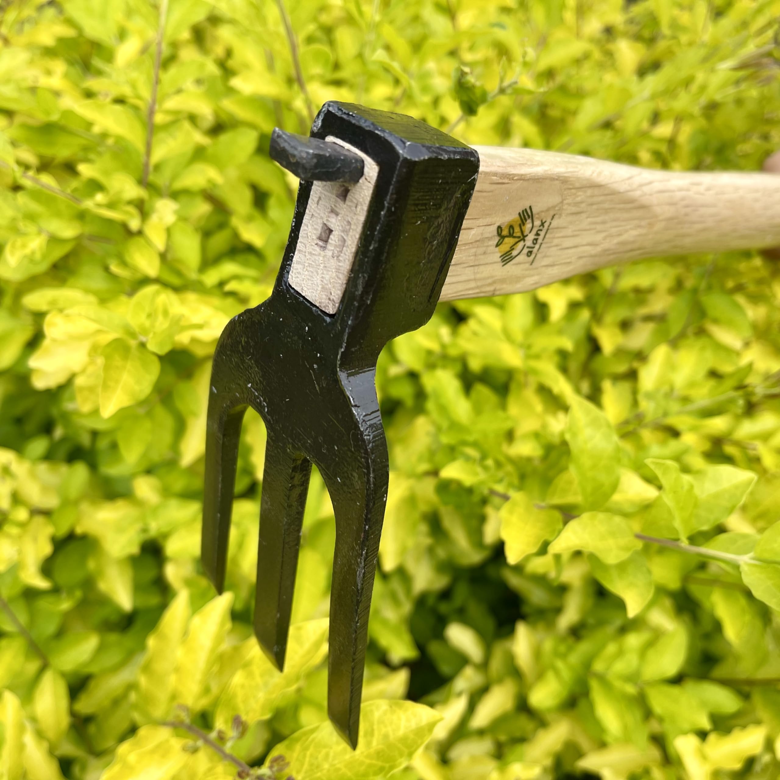 alanx oak handle grip showing smooth finish for comfortable leverage and control