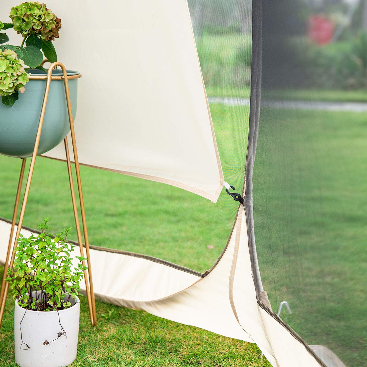 Alvantor sail mounted on screen house roof angle creating softer light