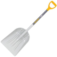 AMES True Temper hardwood handle and D‑grip detail for comfortable, secure handling