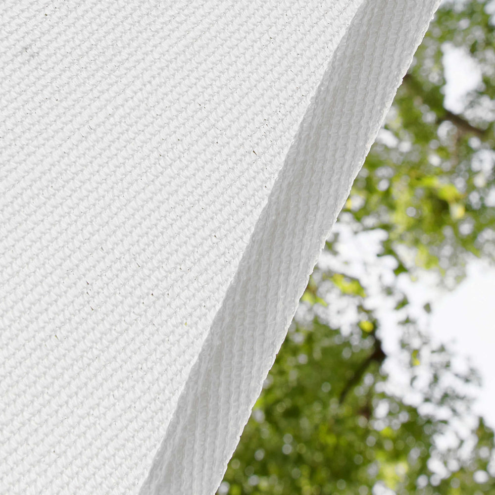 Amgo triangle shade in café terrace scene creating shaded dining and comfortable outdoor seating