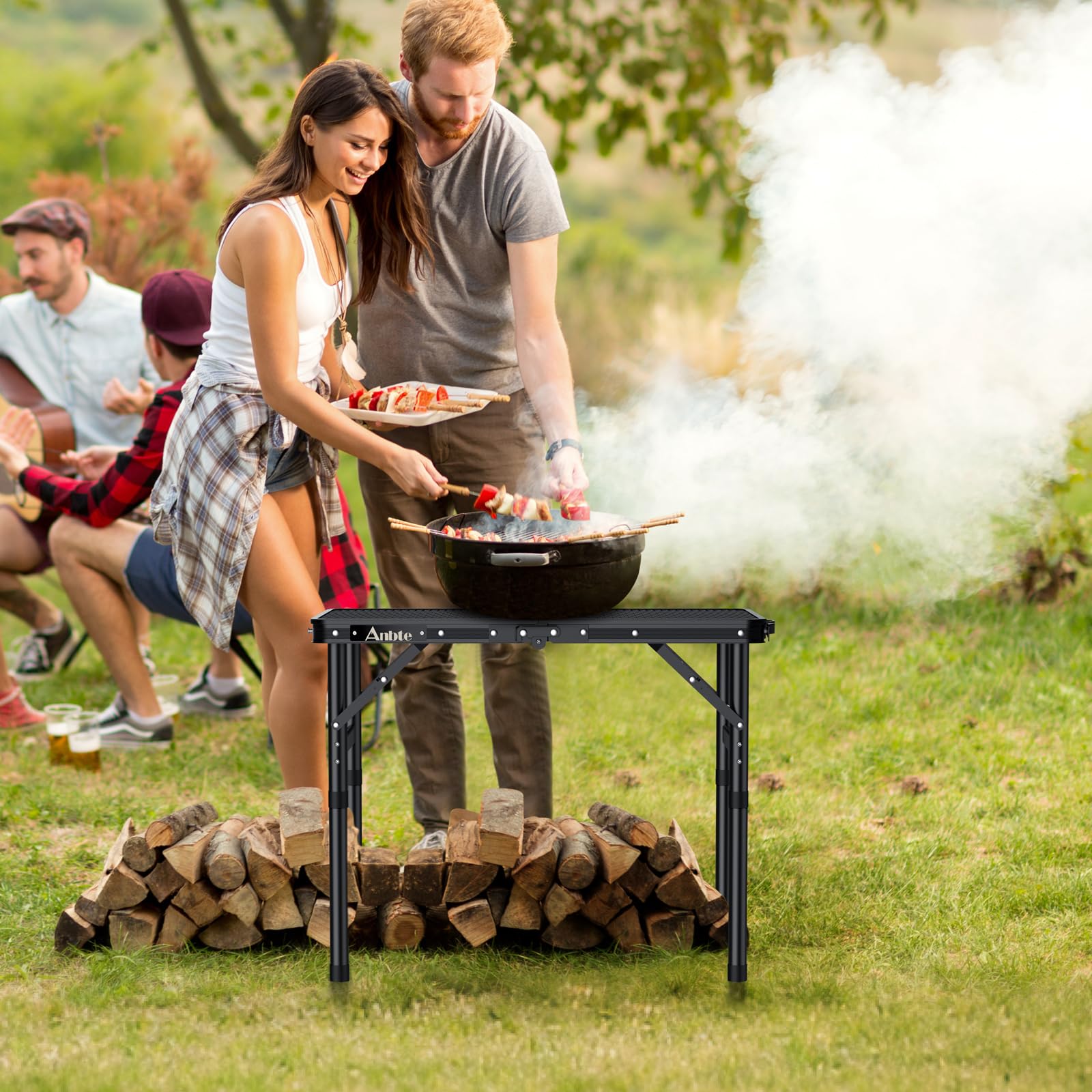 Anbte mesa en escena de camping, organiza equipo y comida