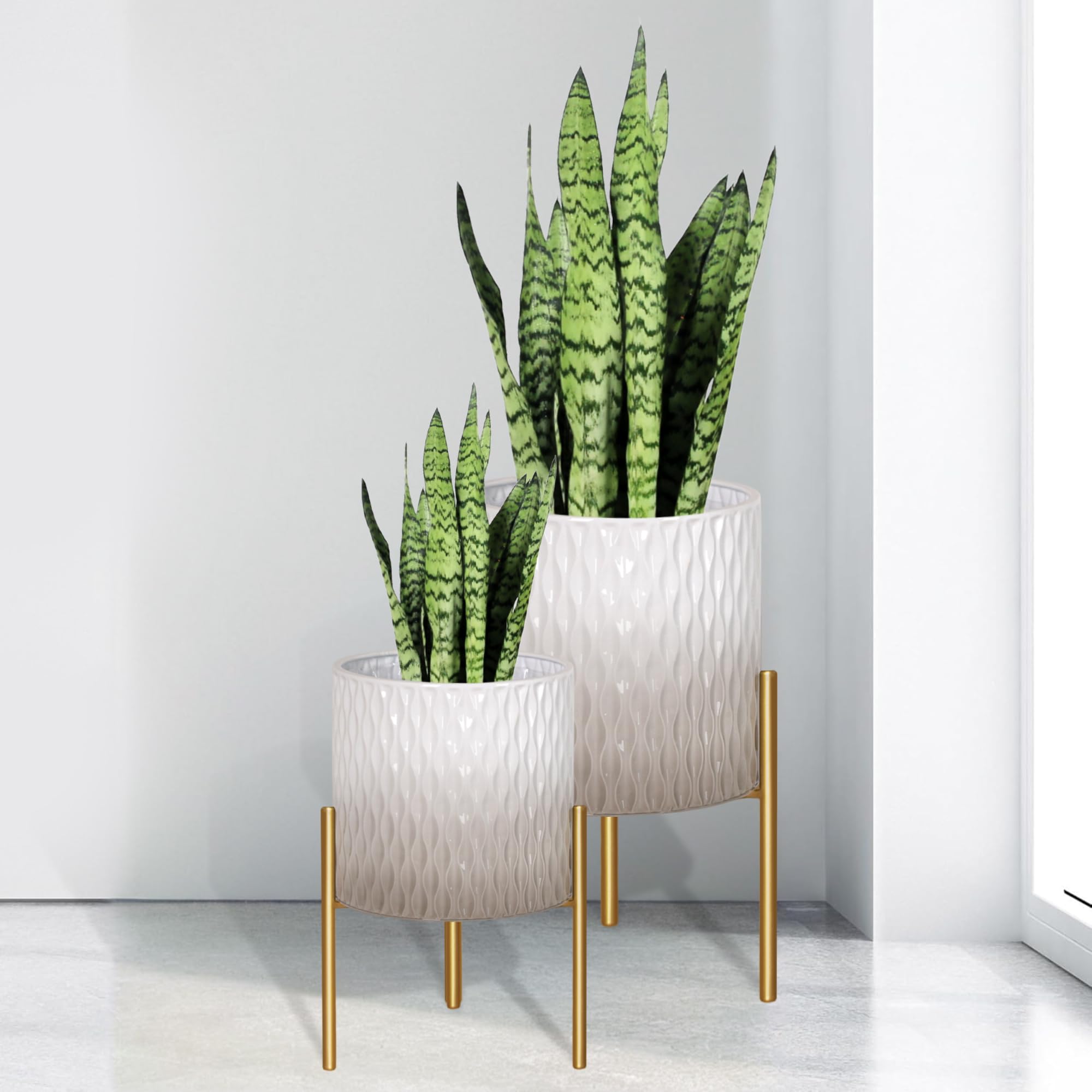 ARNIS front view of planter set showing gradient finish and gold stands for elegant display
