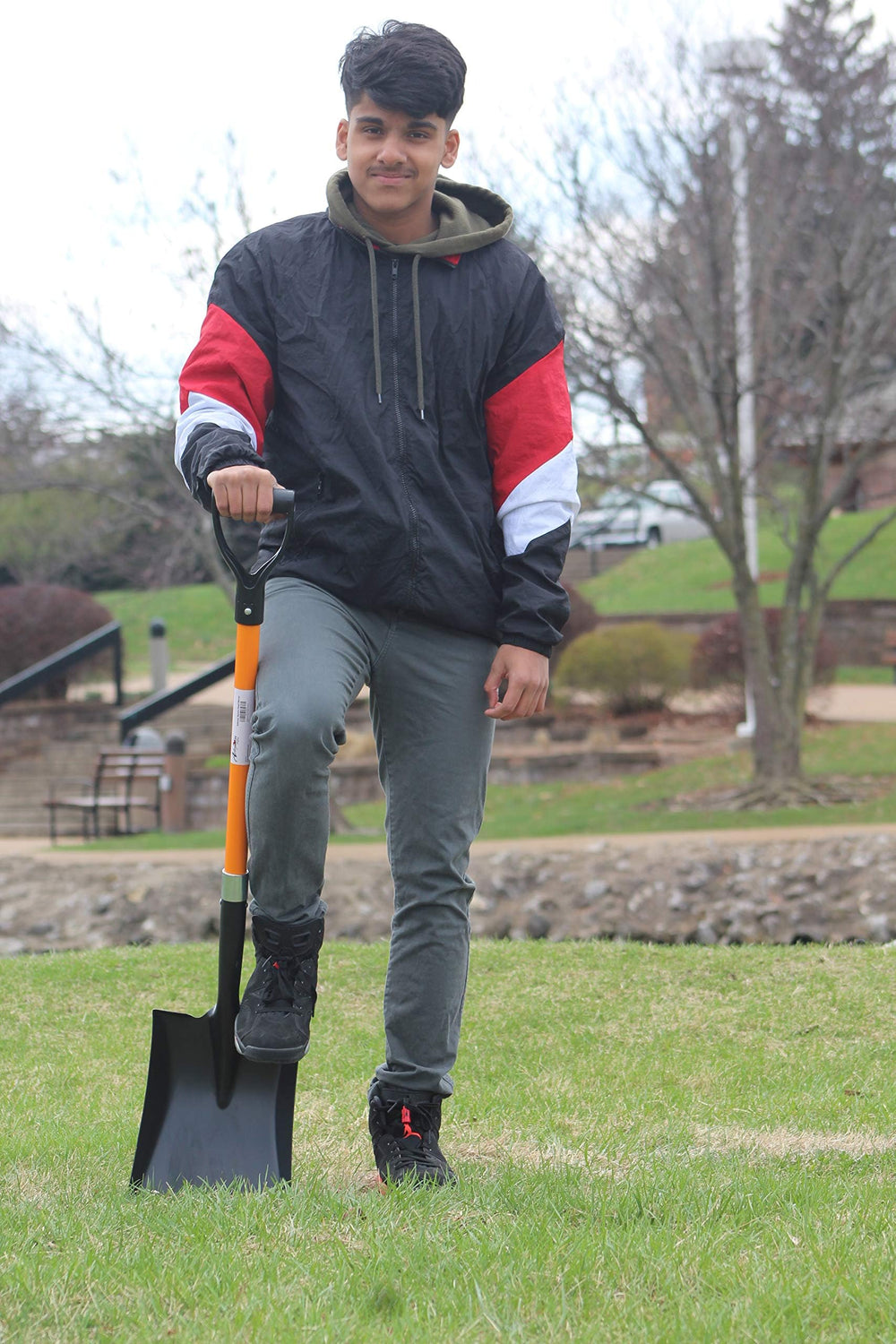 Ashman shovel in garden digging soil to transplant plants efficiently