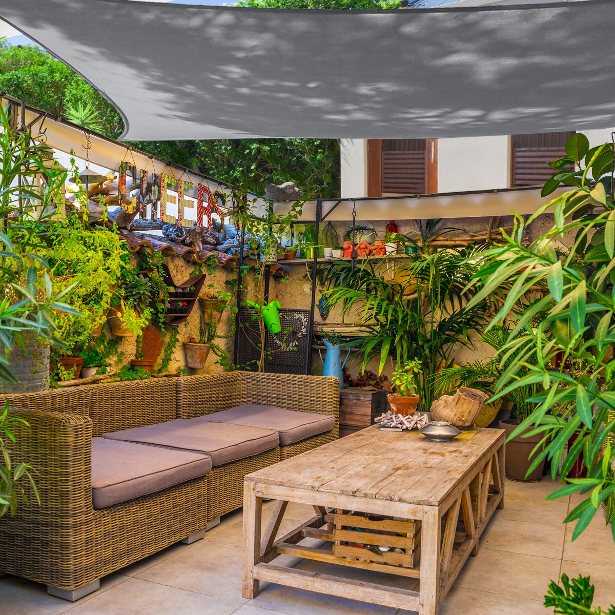 AsterOutdoor curved edge close-up illustrating tension and sag-resistance