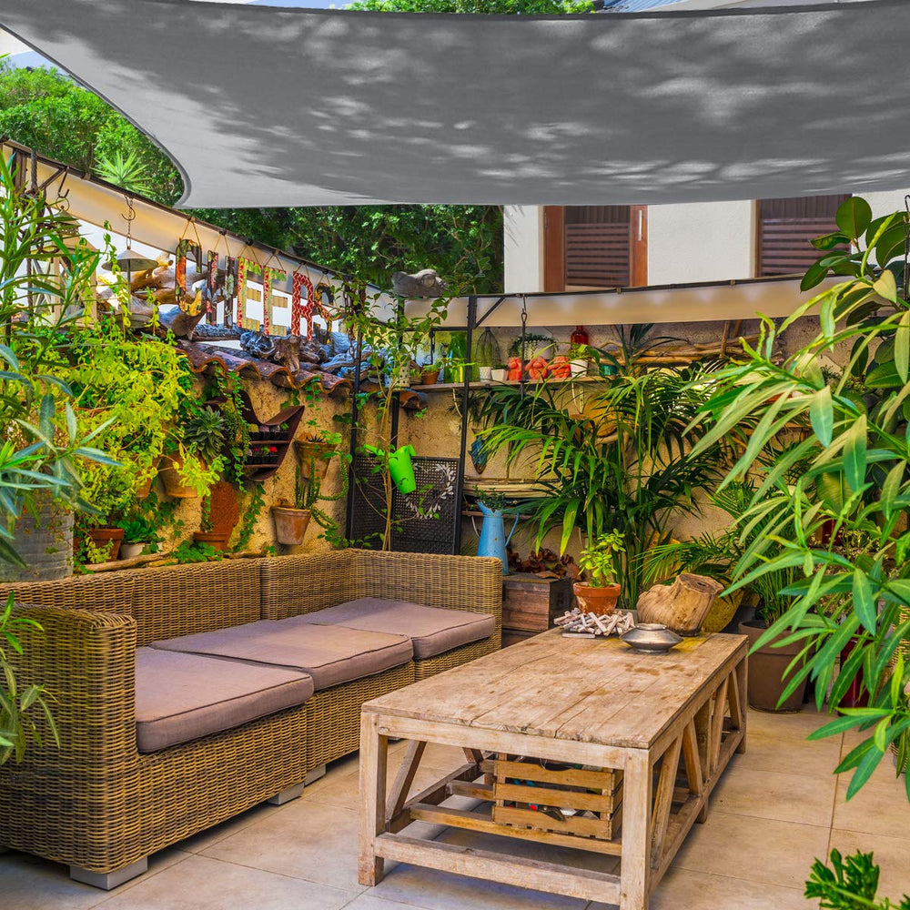 AsterOutdoor curved edge close-up illustrating tension and sag-resistance