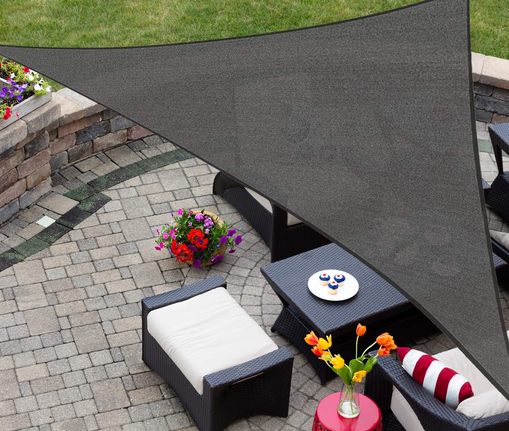 AsterOutdoor toldo frontal mostrando sombra amplia y protección