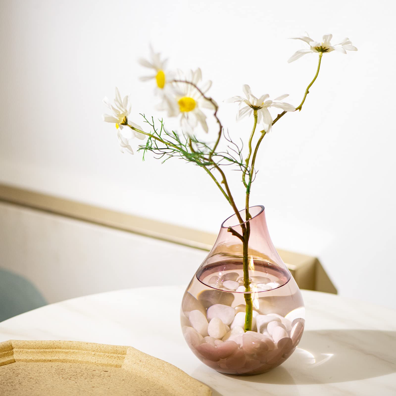 Ausluru white pebbles in a clear vase creating clean modern decor benefit