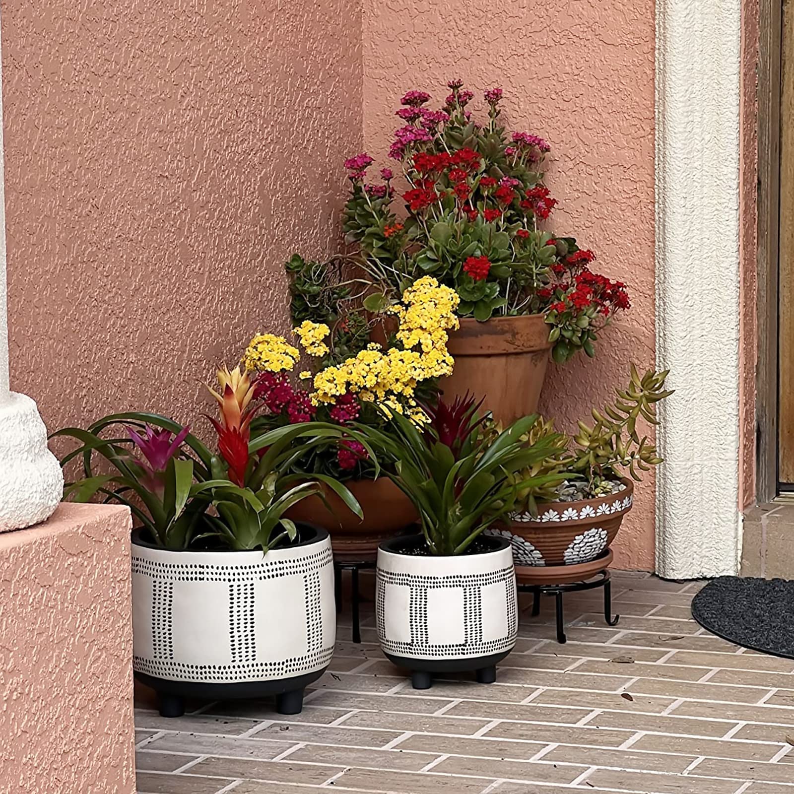 Autopromake wide curved foot contacting floor to prevent scratches and distribute weight