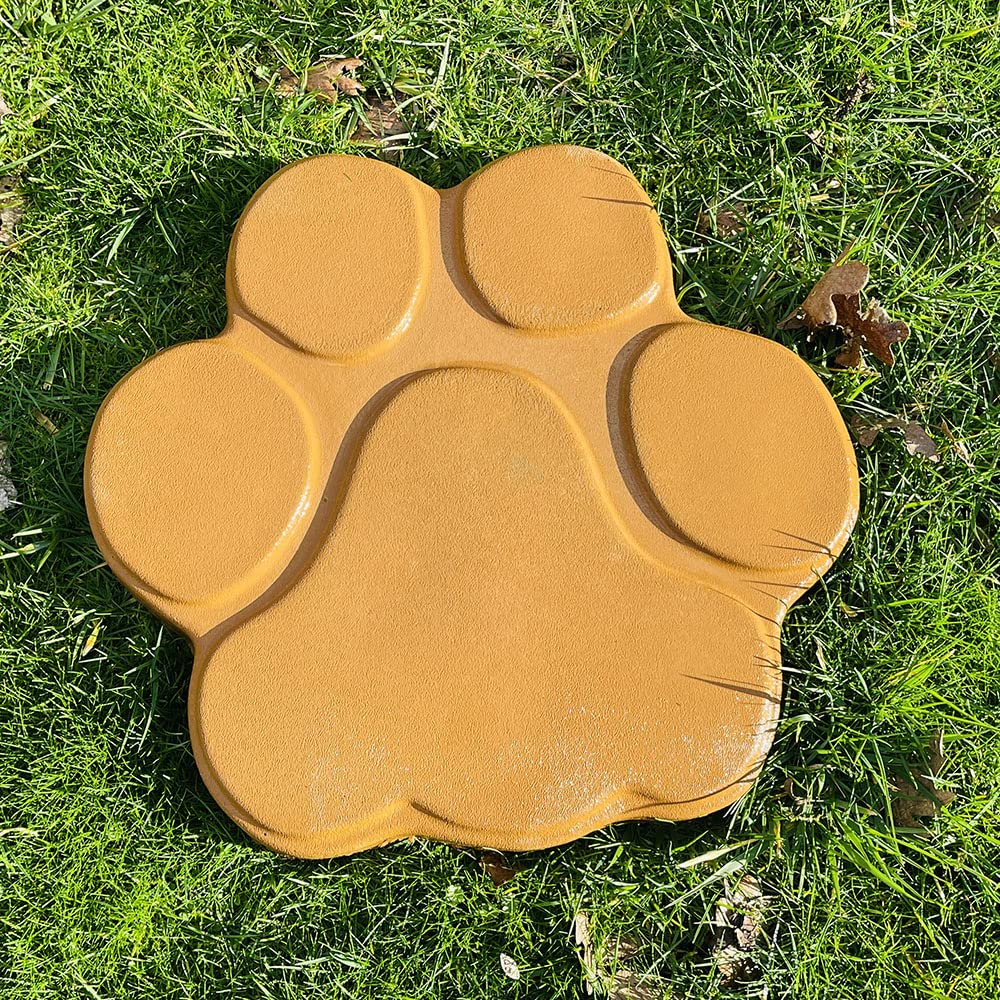 AUTUMN close-up of mold texture highlighting paw details for non-slip surface