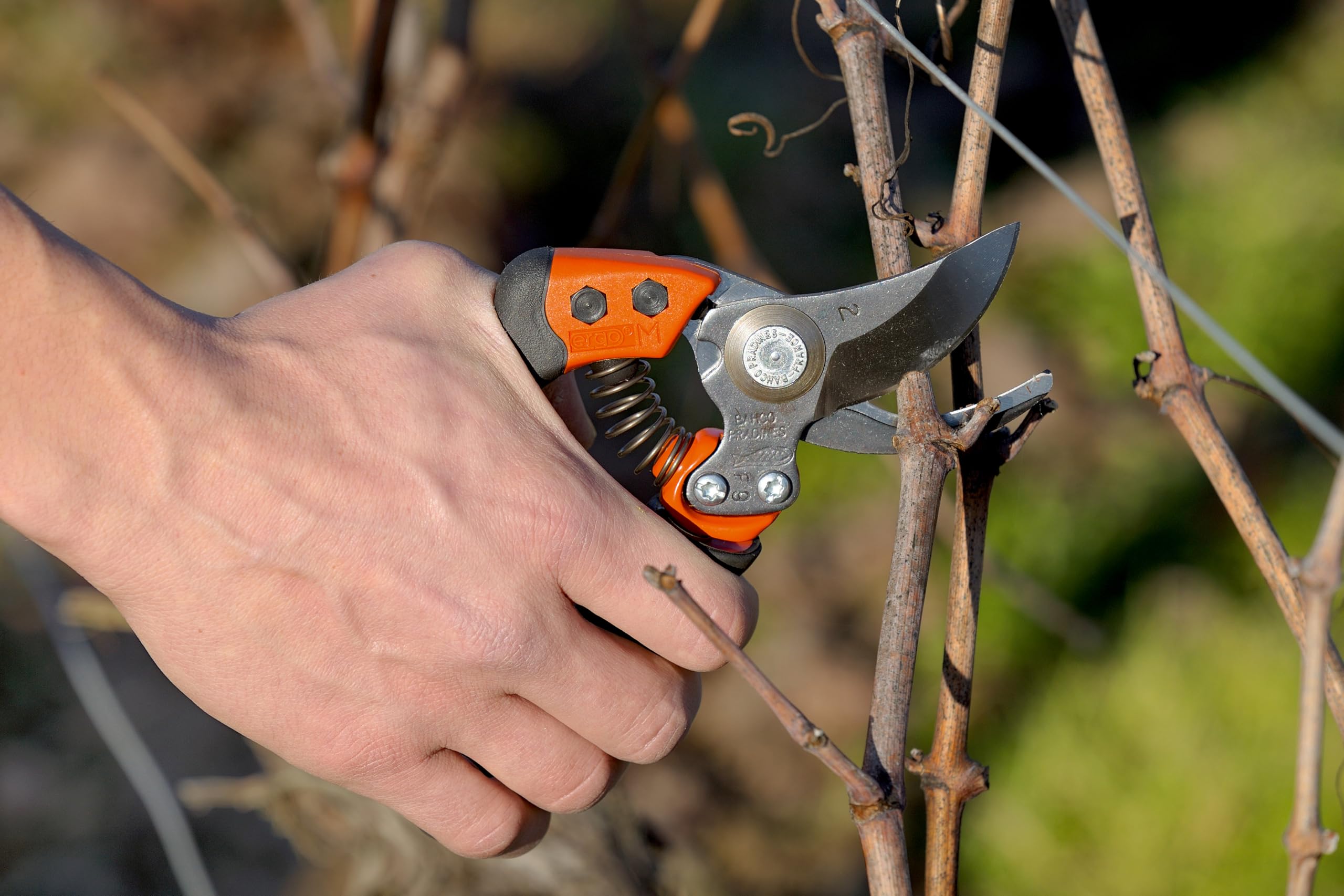 Bahco BAHPX-M2 ergonomic handle profile reducing wrist fatigue during pruning