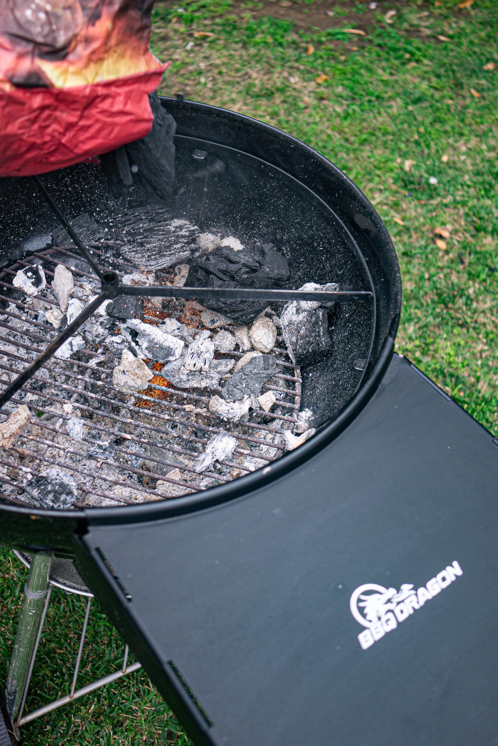 BBQ Dragon attached to a 22" Weber kettle demonstrating installation fit