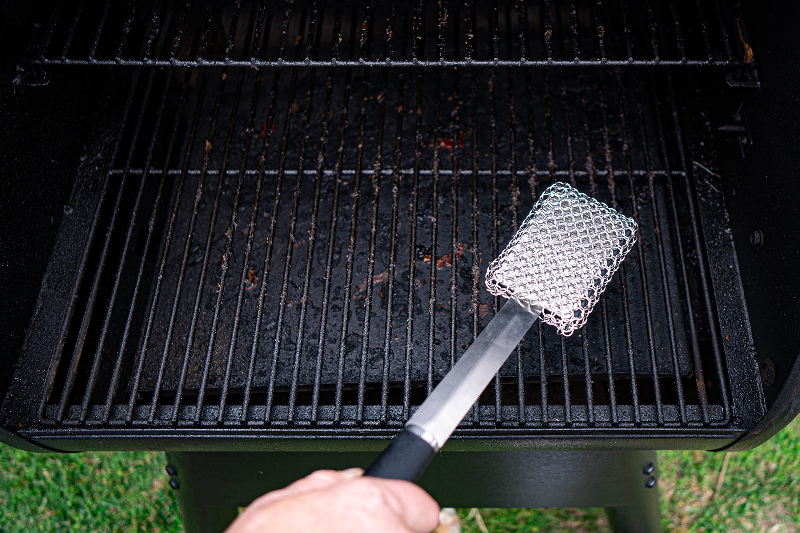 BBQ Dragon gently scrubbing a porcelain grate to show scratch-safe cleaning performance