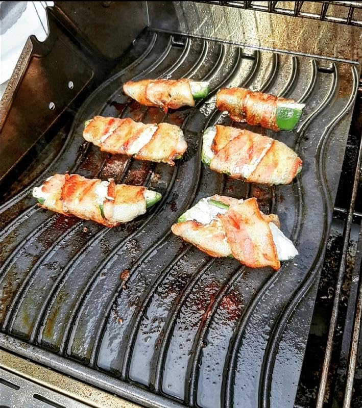 BBQ Future smooth enamel side detail for even searing and delicate foods