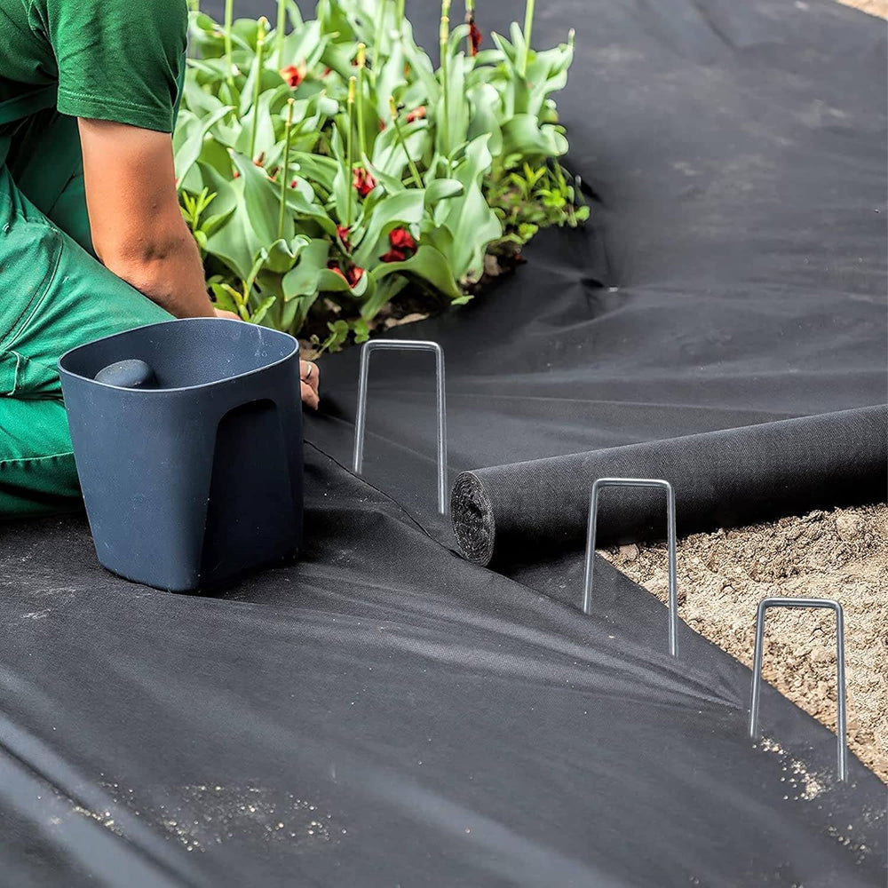 BEBEKULA staples fixed along artificial turf edge to keep turf flat and neat