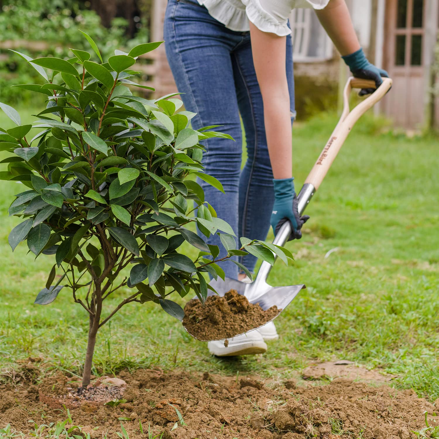 Berry&Bird shovel clearing sand and snow for versatile outdoor use