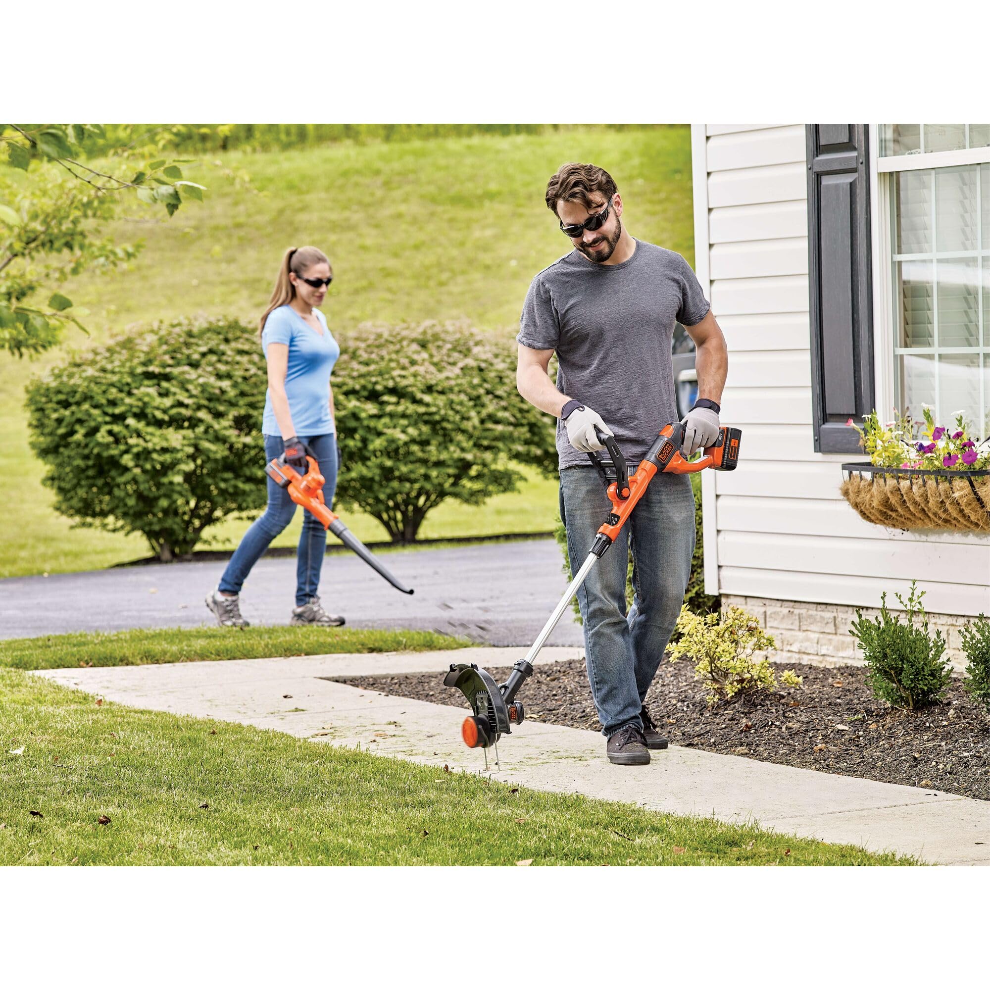 BLACK+DECKER sweeper nozzle airflow detail showing directed wind for efficient clearing