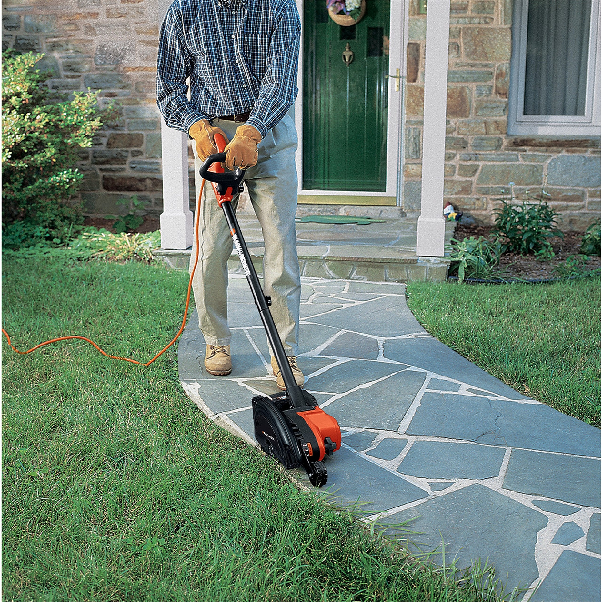 BLACK+DECKER product box and label highlighting specifications and warranty