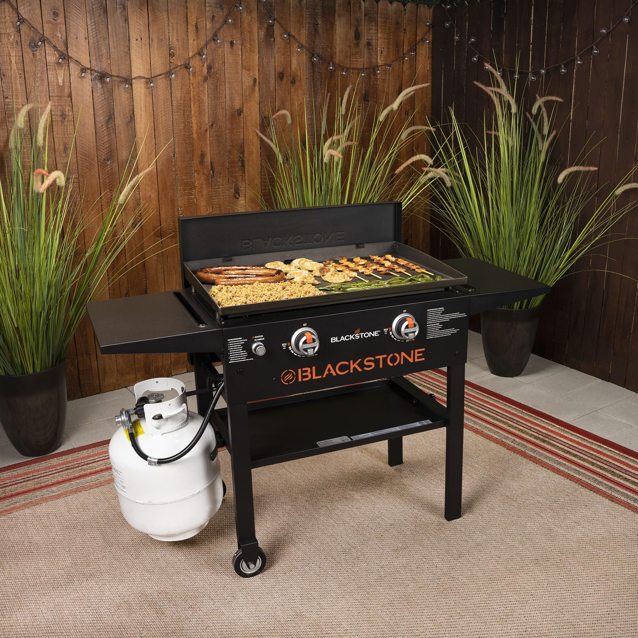 Blackstone cover next to griddle showing handle and size comparison