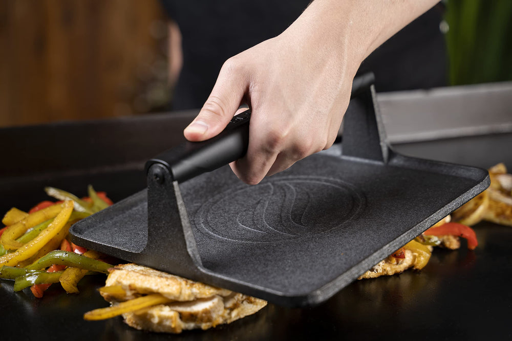 BLACKSTONE griddle press underside grooves for sear marks and improved fat drainage