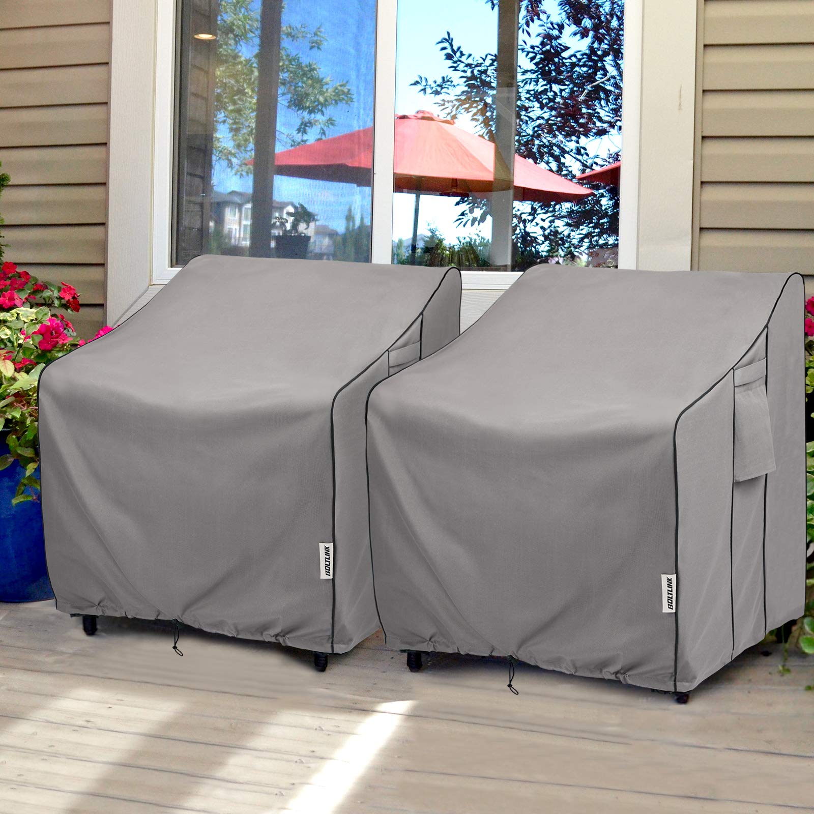 BOLTLINK funda colocada en silla de patio protegiendo de lluvia
