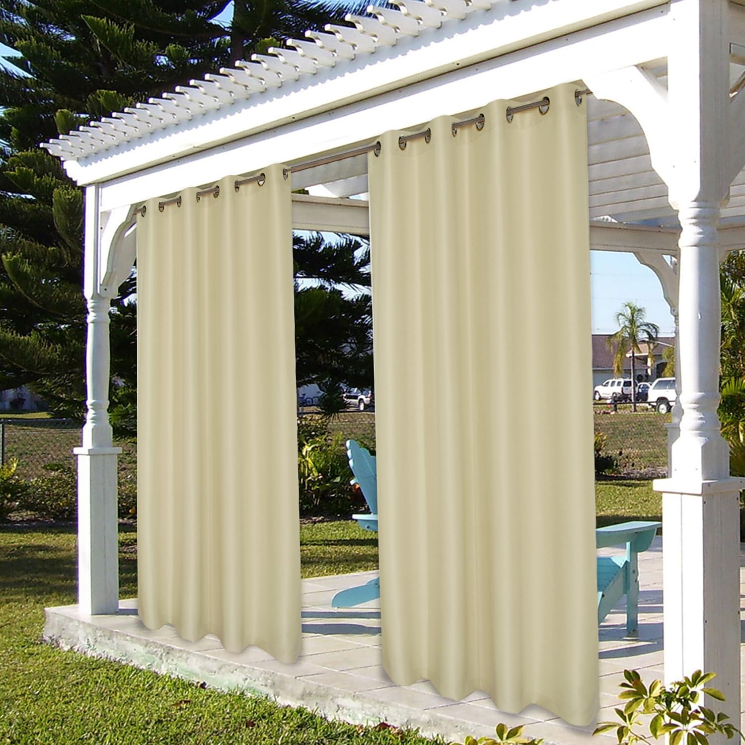 BONZER curtain blocking direct sunlight to cool outdoor seating