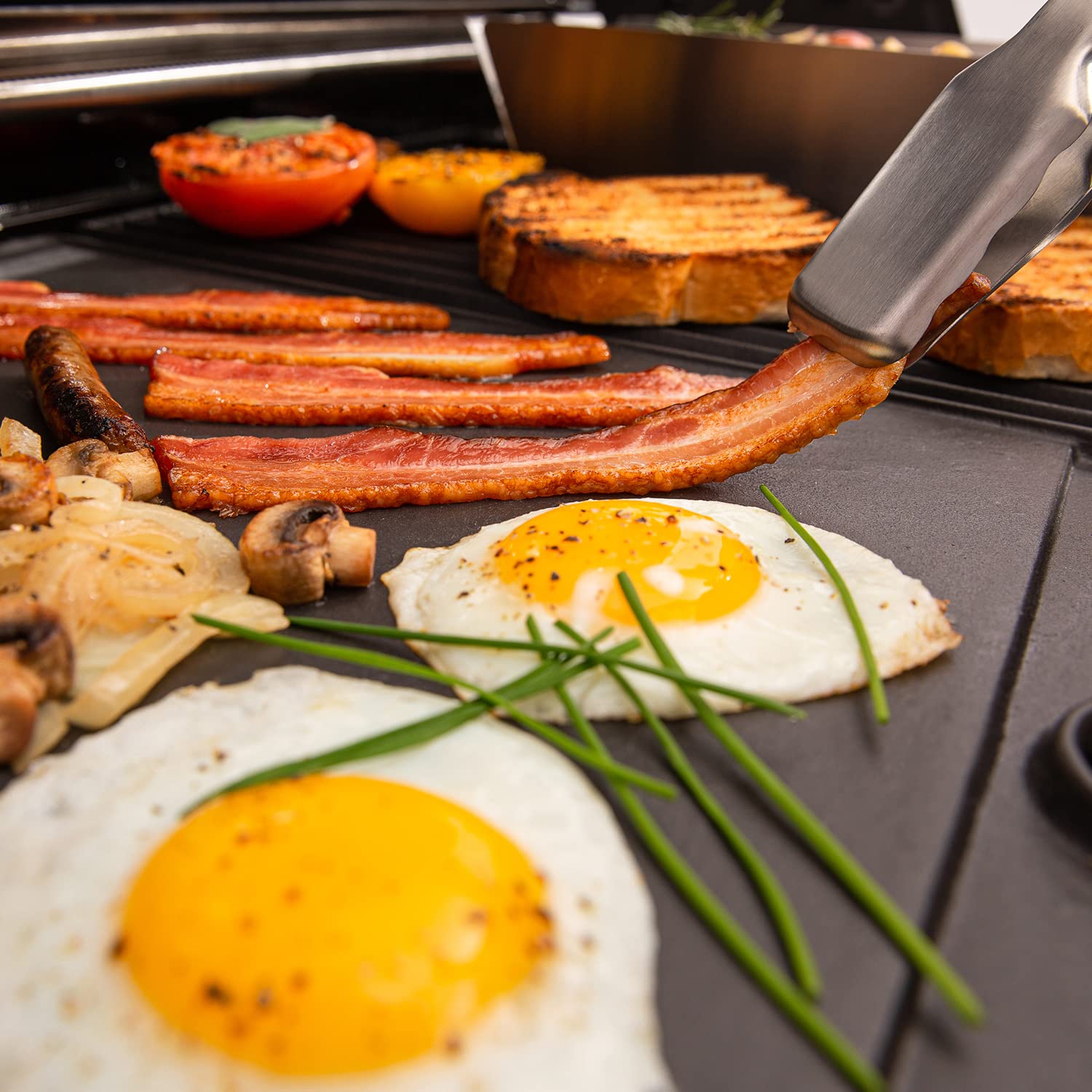 Broil King griddle edge and coating detail highlighting matte porcelain protection