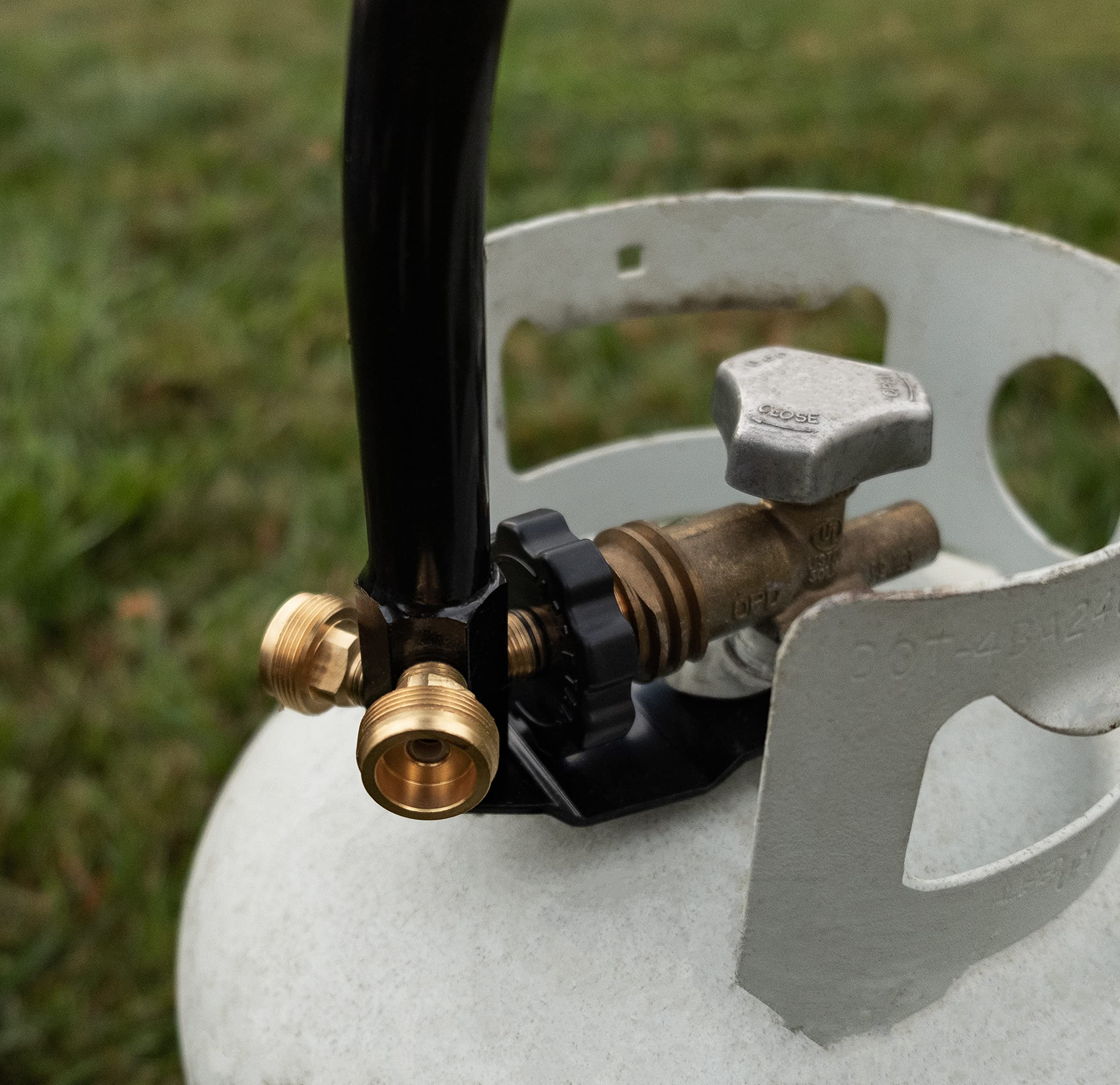 Camco unit attached to 1 lb propane cylinder demonstrating compact setup