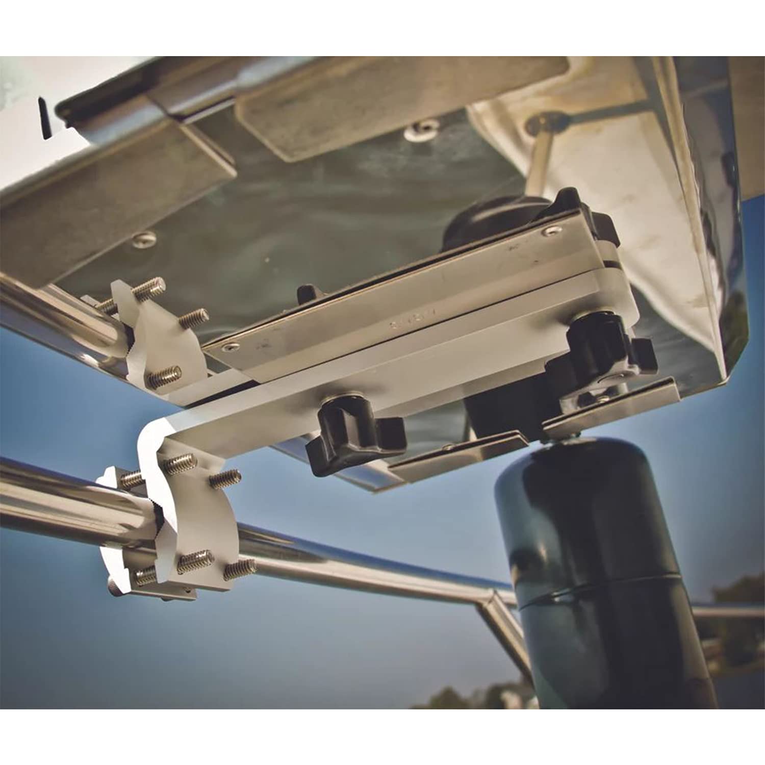 Camco Kuuma mounted grill in use keeping fiberglass protected from splatters