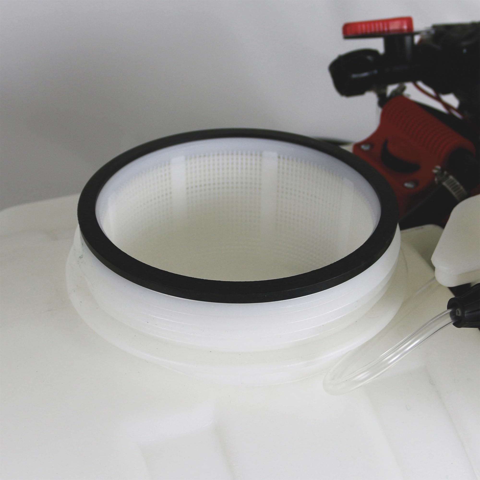 CHAPIN reinforced 15-foot hose and adjustable nozzle for versatile coverage
