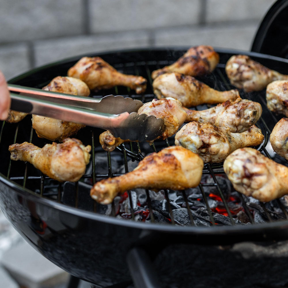 Char-Griller porcelain-coated lid close-up illustrating durable heat retention