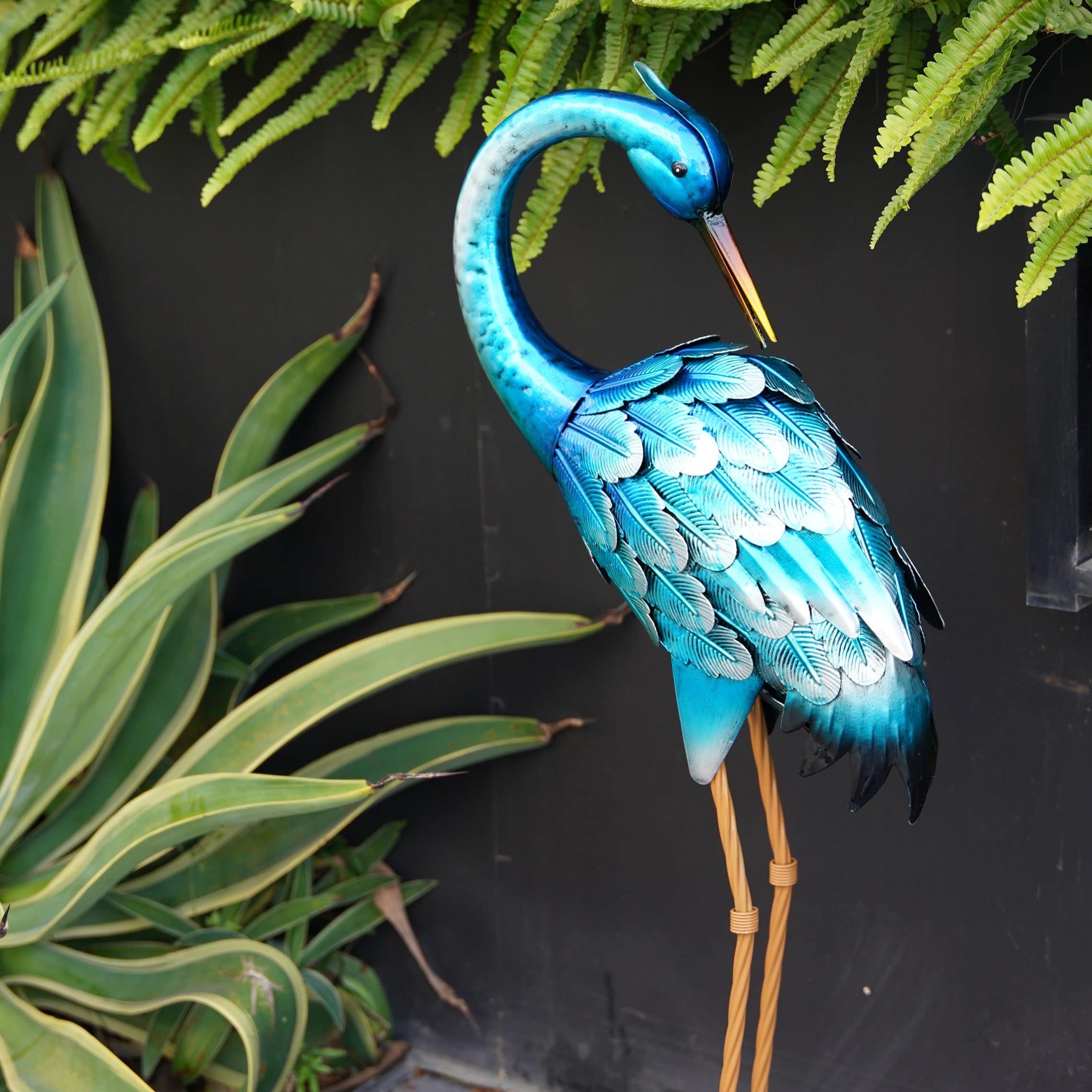 chisheen evening scene with statue shows outdoor ambiance and patio decoration appeal