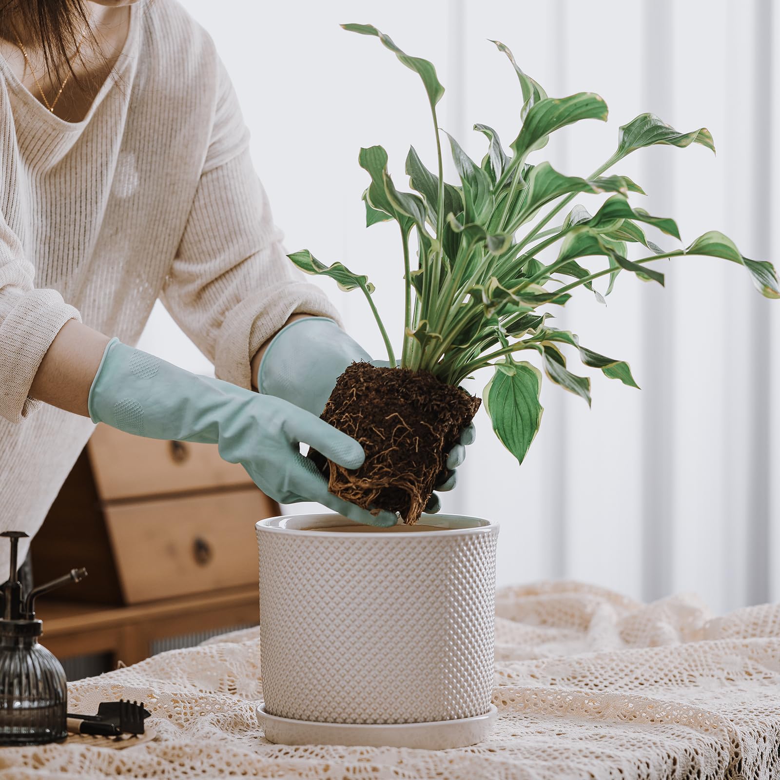 Chubacoo integrated saucer capturing runoff to protect surfaces and simplify watering
