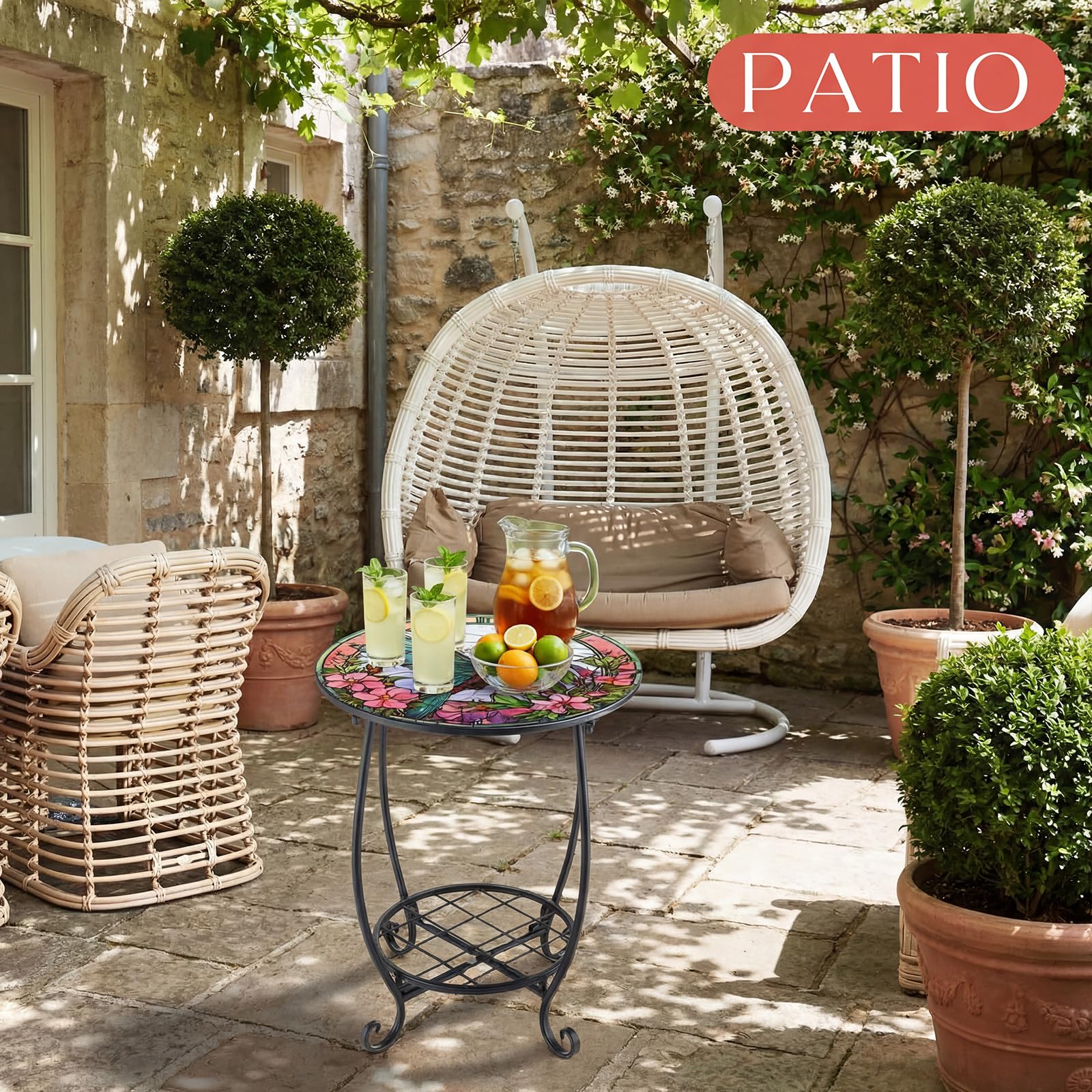 Cinnvoice mesa en patio junto a plantas para uso exterior práctico
