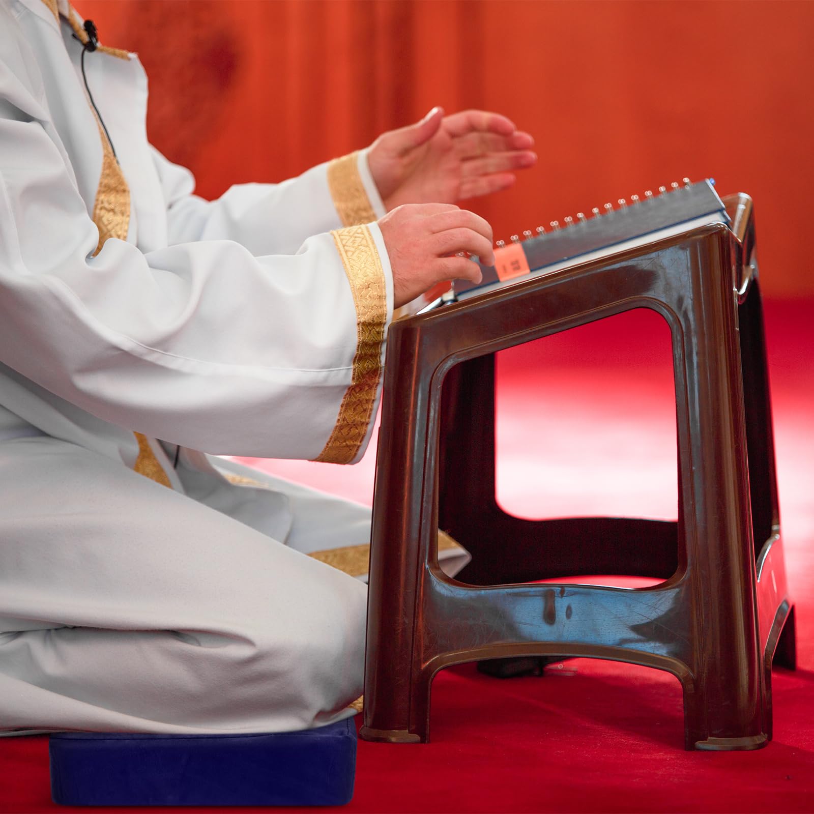Colingmill kneeler in use on hardwood floor highlighting stable support