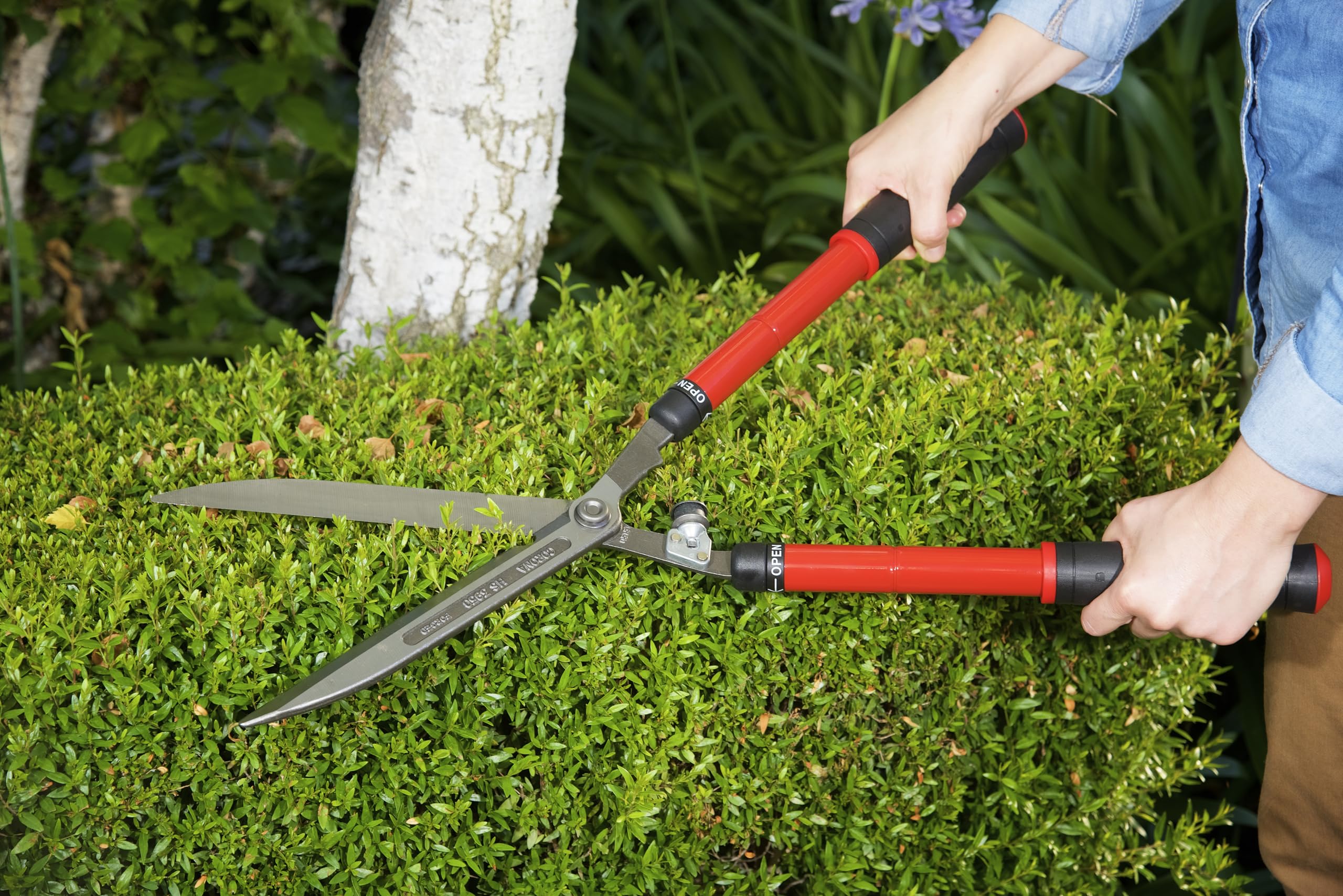 Corona Clipper ergonomic red grip detail for comfortable long use