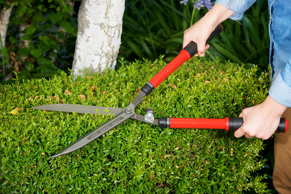 Corona Clipper ergonomic red grip detail for comfortable long use