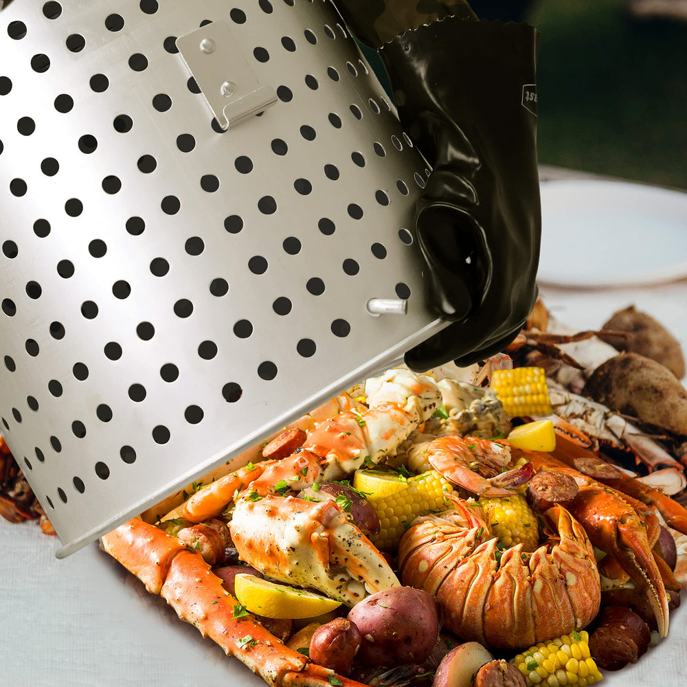Creole Feast lid hook detail on pot, keeps hot lid secure and accessible
