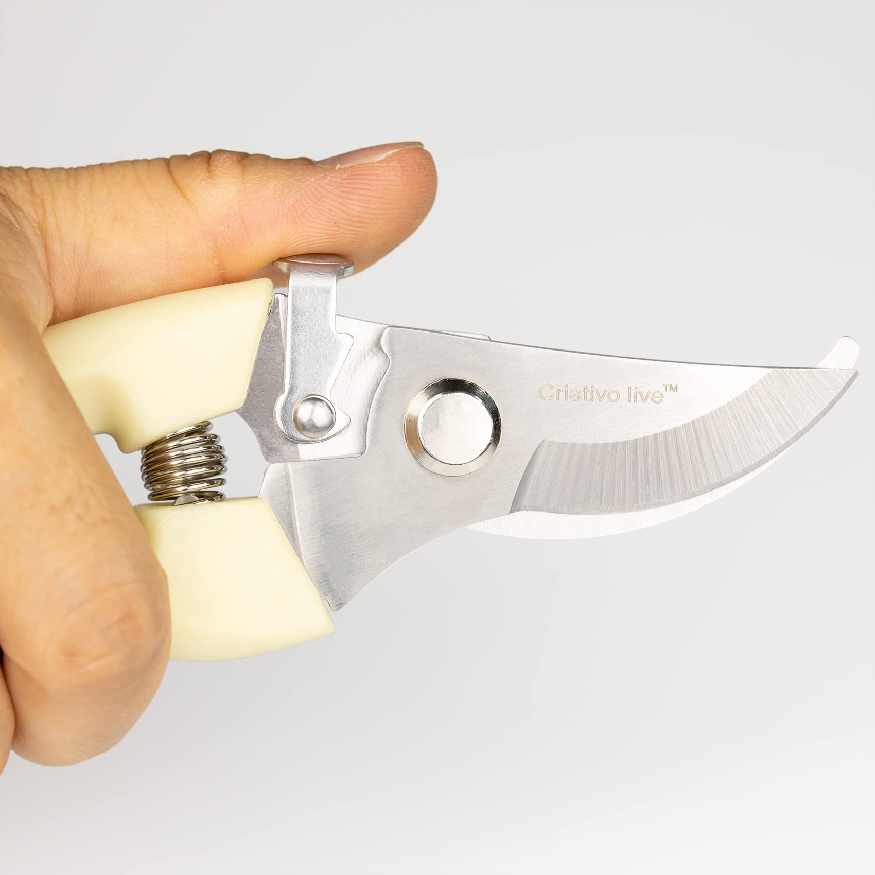 Criativo Live spring-action close-up showing reduced hand strain during use