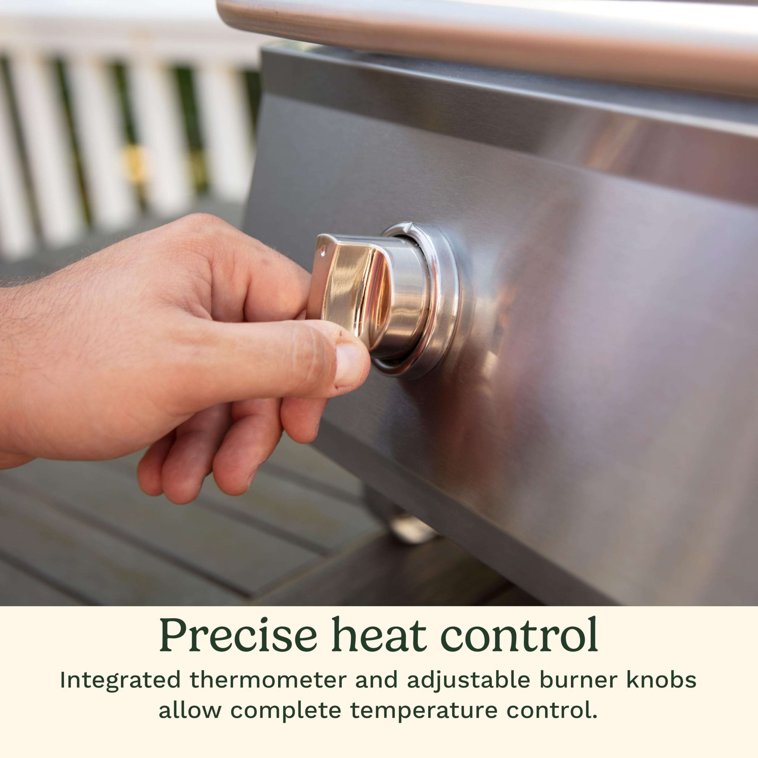 Cuisinart built-in thermometer on lid for accurate temperature monitoring