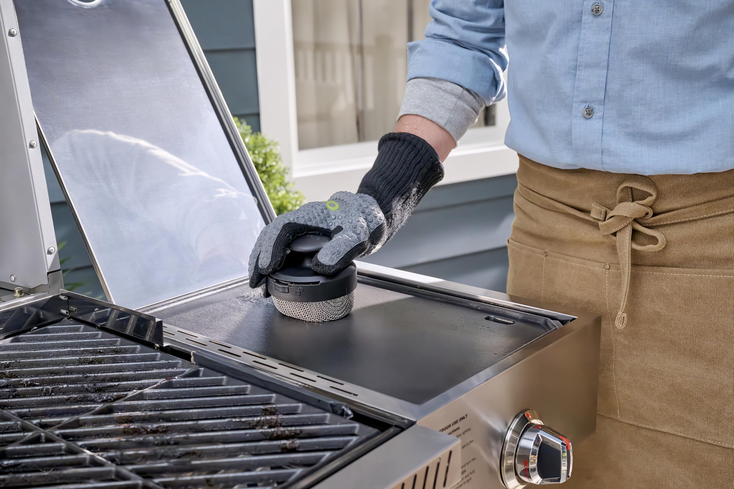 Cuisinart chainmail cleaner on an outdoor barbecue setup for real-world use
