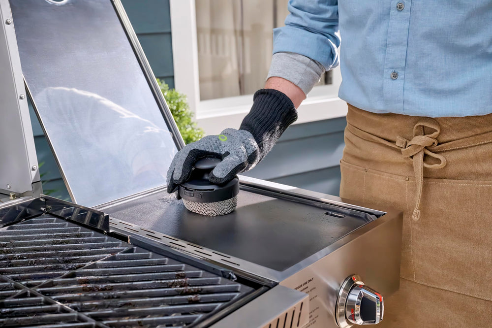 Cuisinart chainmail cleaner on an outdoor barbecue setup for real-world use