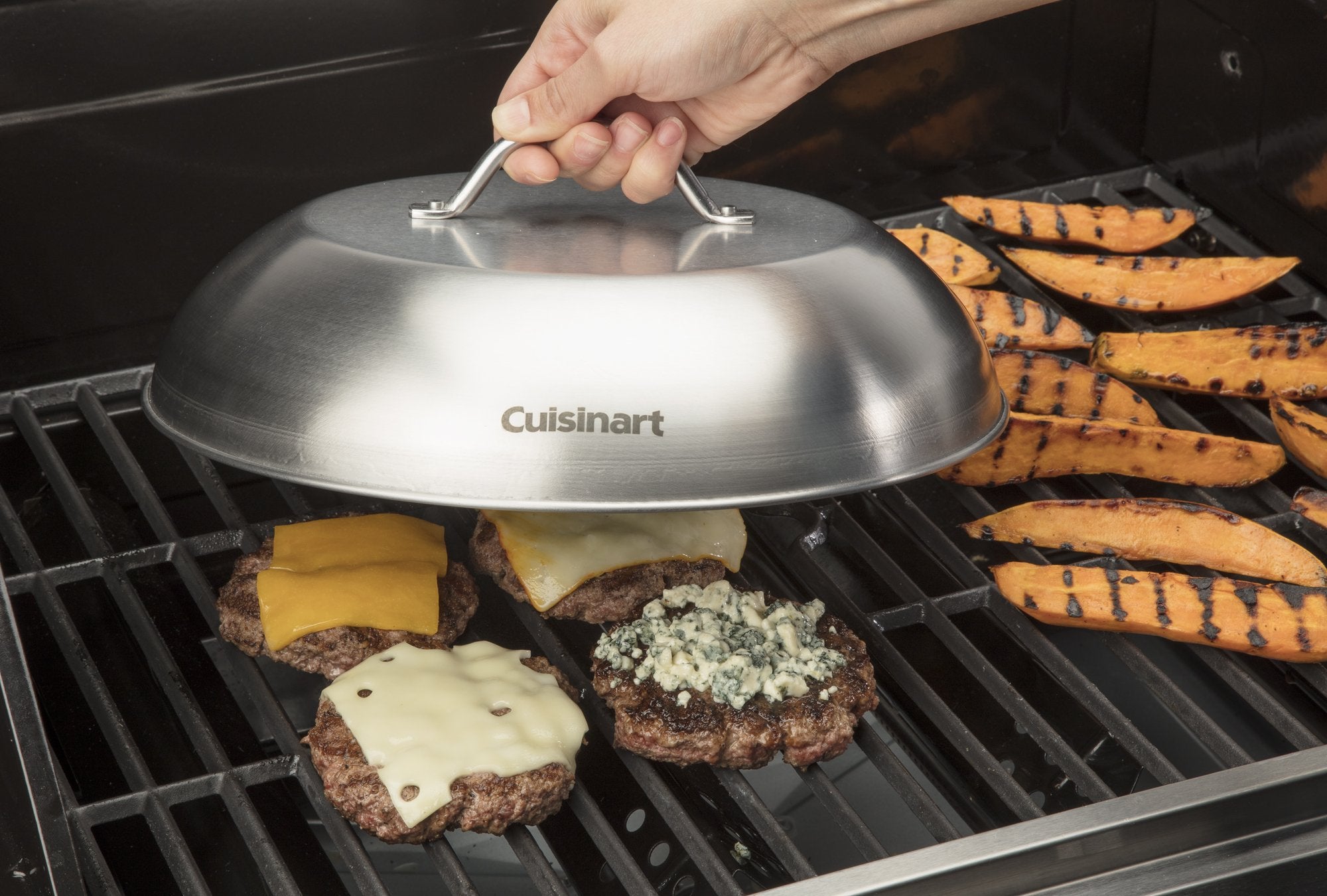 Cuisinart close-up of rolled edge detail for secure sit and flare-free cooking