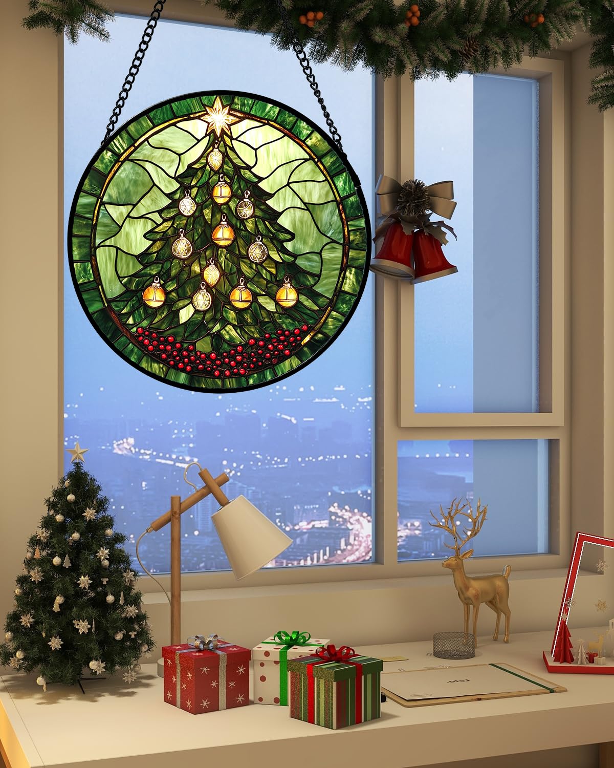 DASTOLL adornando un árbol de Navidad, aporta foco decorativo reutilizable